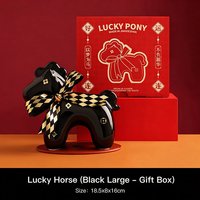 Vente en gros de statues de poneys porte-bonheur en céramique, boîte cadeau, figurine de cheval à motif noir brillant et or avec ruban, ornement de décoration de table pour la maison