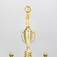 Trophées en plastique personnalisés en gros à trois colonnes avec base en bois pour les vainqueurs de basketball Champion League RZ16