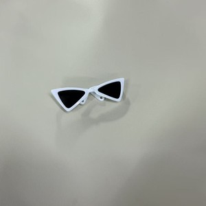 Gafas de sol con montura triangular blanca, accesorios de plástico para muñecas a escala 1:6, gafas de sol triangulares para muñecas de 8cm de ancho - Product Image 1