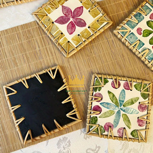 Sous-verre en résine de coquille de rotin naturel coloré, forme carrée, moderne et écologique, tissé à la main, isolant, du Vietnam - Product Image 3