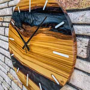 Reloj de Pared de Resina y Madera de Primera Calidad con Textura Suave y Combinación Rústica Moderna, Perfecto para Decoración del Hogar o la Oficina - Product Image 5