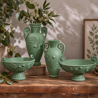 Collection de vases à fleurs en céramique et de plateaux décoratifs sur pied avec motifs floraux en relief pour la décoration intérieure