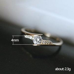 Anello con Cristalli Intrecciati a Croce per Donne, Accessorio Minimalista Elegante per Uso Quotidiano - Product Image 5