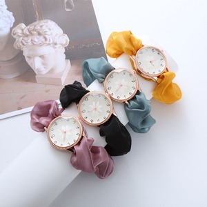 Orologio con bracciale a foglia, nuovo orologio da <span class=keywords><strong>donna</strong></span> hit hair ring con ciondolo <span class=keywords><strong>alla</strong></span> <span class=keywords><strong>moda</strong></span> moderna graziosa decorazione per ornamenti quotidiani - Product Image 2