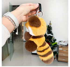 Llavero de Peluche de <span class=keywords><strong>Panda</strong></span> Rojo con Cola Larga de Piel de Conejo Rex Amarillo y Marrón 25cm*12cm Llavero para Coche - Product Image 4