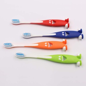 Brosse à dents manuelle colorée pour enfants avec ventouse et poils haute densité, motif Smiley Face - Product Image 2