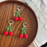 Porte-clés cerise perlé fait main, breloque de sac mignonne en forme de fruit avec fermoir cœur, pendentif étoile, perles en alliage de zinc, vente en gros