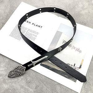 Ceinture fine en cuir PU <span class=keywords><strong>noir</strong></span> style punk hip-hop vintage pour femmes, avec rivets croix et épée, idéale pour les pantalons des jeunes hommes. - Product Image 4