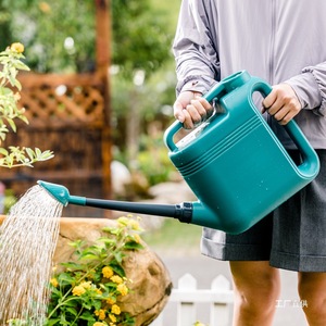 Regadera de 8L de plástico duradero con boquilla larga para jardinería - Product Image 1