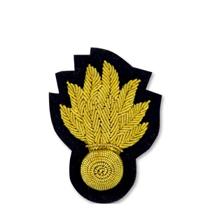 Patch de blazer couronne en perles de silicone dorées, fait main sur mesure, badges en fil métallique, couronne en velours noir, écusson - Product Image 1