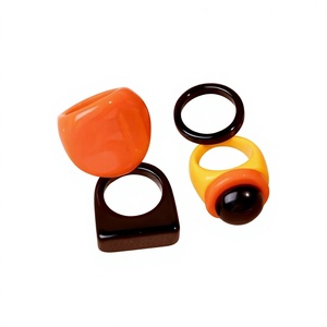Anillos de Resina Multicolor con Diseños Únicos, Anillos Geométricos de Banda Ancha, Anillos de Cóctel Modernos con Efecto Mármol, Joyería Unisex para Mujer - Product Image 1