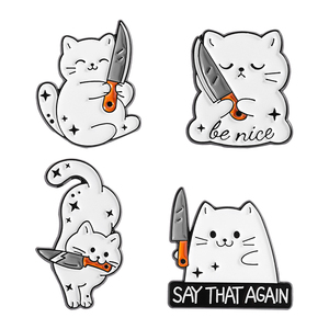 Broches en émail Chat mignon de dessin animé avec un couteau, Chat dynamique 'Be Nice Stay That Again', Badges pour sac et revers, Cadeaux pour amis - Product Image 1