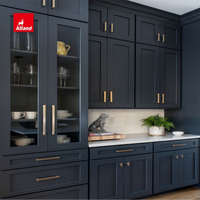Armoire murale de cuisine Alland bleu marine, style Shaker moderne, finition laquée, allant jusqu'au plafond, pour cuisine sur mesure.
