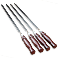 En gros, Brochettes de barbecue rotatives plates en acier inoxydable avec manche en bois pour extérieur
