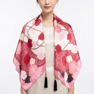 Chal de Seda Rosa de Lujo con Diseño de Borlas para Mujer, para Fiestas Nocturnas, con Estampado de Rosas Personalizado por Sublimación - Product Image 1