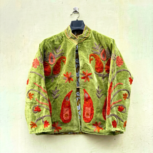เสื้อแจ็คเก็ตกำมะหยี่สีเขียวสำหรับผู้หญิง ปักลายดอกไม้ แขนยาว คอตั้ง งานแฮนด์เมด สไตล์โบฮีเมียน เสื้อคลุมสำหรับฤดูใบไม้ร่วง - Product Image 1