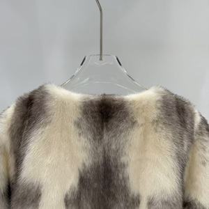 Pelliccia da donna <span class=keywords><strong>di</strong></span> colore bianco e nero con motivo martora a coda incrociata pelliccia <span class=keywords><strong>di</strong></span> <span class=keywords><strong>visone</strong></span> naturale - Product Image 4