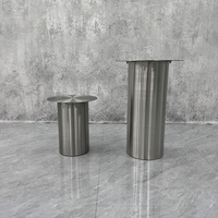 Table basse ronde moderne en acier inoxydable avec base cylindrique pour cafés, hôtels, bars, espaces de coworking et salles à manger
