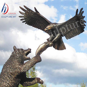 Scultura di orso in bronzo che combatte con statua di aquila per pesci eleganti oggetti d'arte artigianali in metallo - Product Image 1