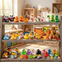 Jouets en gros assortis avec des canards lumineux à couronne, pots et jardinières en résine, miniatures, animaux porte-bonheur, décorations de Noël