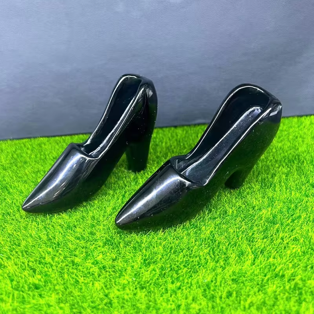 Wholesale Natural Rose Quartz Polished Crystal Heel Shoes Hand Carved Stone Crafts with High Stylish Appeal Mascot Theme Gift