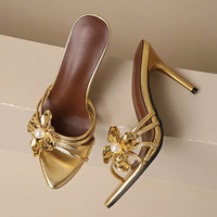 Sandales d'été 2026 pour femmes à talons hauts, avec décoration dorée, bout pointu, fermeture à enfiler, design tendance fleur métallique et perles
