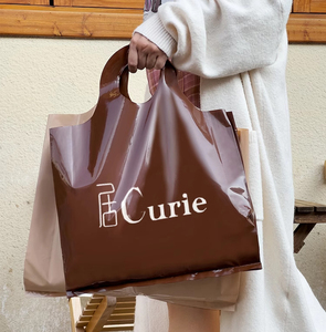 Bolsa de Compras de Plástico Rosa con Logotipo Personalizado y Asas Suaves para Ropa y Boutique - Product Image 4