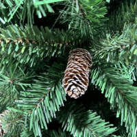 Hochwertiger OEM Unbeleuchteter PVC 6ft 7ft 8ft Grüner Weihnachtsbaum mit Tannenzapfen und Metallständer für Innenraum-Feiertagsdekoration