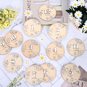 Cartes de jalons mensuels pour bébé gravées sur mesure, disques marqueurs en bois 3D marguerite, panneau d'<span class=keywords><strong>annonce</strong></span> de mois de bébé rustique, accessoire photo de croissance - Product Image 1