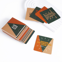 Ensemble de cartes d'affirmation positive avec impression personnalisée sur papier, design minimaliste aux tons chauds, et boîte de rangement pour cadeaux promotionnels