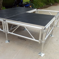 Ensemble complet de scène modulaire avec escaliers, garde-corps et plinthes pour concerts et festivals