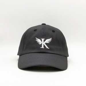 Gorra de Béisbol Bordada Personalizada con Logotipo, 6 Paneles, Letra <span class=keywords><strong>K</strong></span> Bordada, Color Gris, Ajustable para Hombre y Mujer - Product Image 3