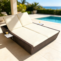 Chaise longue double en rotin pour l'extérieur avec plateau latéral pour gobelets, lit de repos en osier