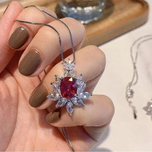 Ciondolo a Forma di Fiore con Zircone Rosso, Placcato in Argento, Gioiello da Festa per Donne, Stile Romantico, Pendente Solitario - Product Image 1