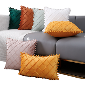 Housse de coussin décorative carrée de luxe pour la maison, style nordique, en velours hollandais doux, polyester uni, pour usage hôtelier, fabriquée en Inde - Product Image 1