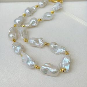 Ensemble de bracelet et collier en perles baroques naturelles avec perles plaquées or de forme irrégulière, élégant et tendance - Product Image 2