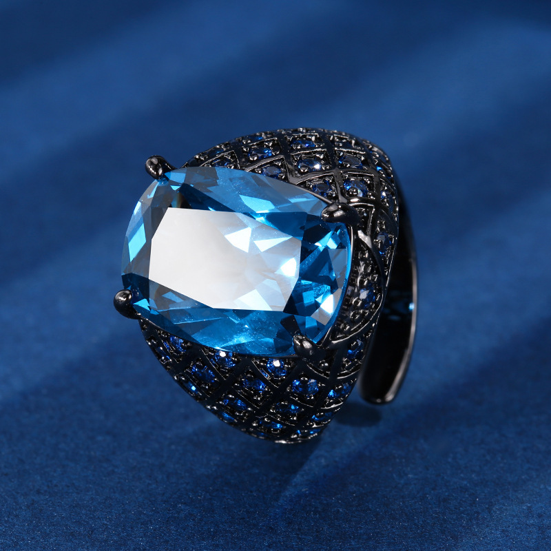 Bague ajustable en or noir et cristal bleu pointu