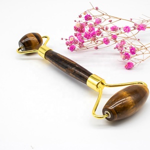 Vente en gros d'Oeil de Tigre Naturel Jade Rouleau de Guérison Masseur de <span class=keywords><strong>Visage</strong></span> <span class=keywords><strong>avec</strong></span> Poignée en Métal Laiton pour les Soins <span class=keywords><strong>du</strong></span> <span class=keywords><strong>Visage</strong></span> - Product Image 2