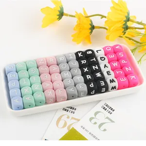 Colar de silicone para caneta e chaveiro, miçangas macias em forma de cubo quadrado com letras do alfabeto, 50 peças, 12 mm, para fazer joias