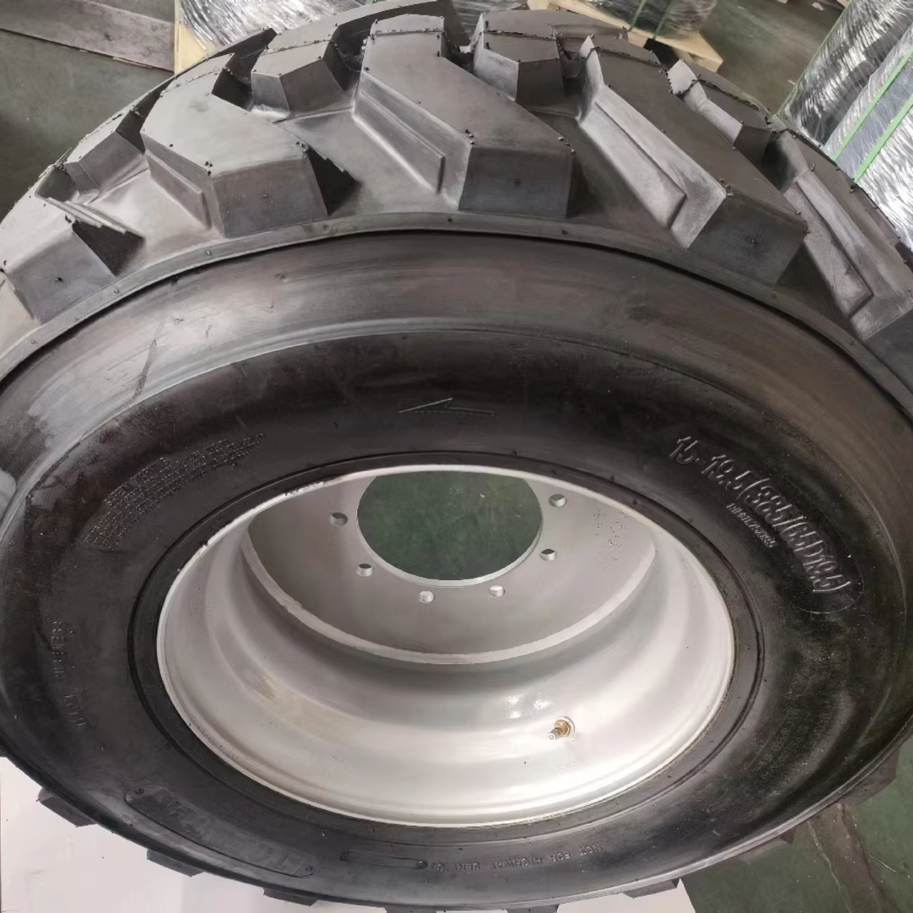 Durable Foam Filling Tires for Genie Aerial Boom Lift AWP 355/55D625 18-625, 445/50D710,315/55D20,9-14.5 Professional AWP Tire
