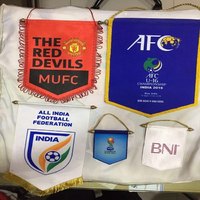 MOQ logotipo personalizado de doble cara impresión por sublimación tela satinada Mini equipo de fútbol banderines bandera