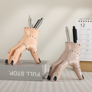 Réplica <span class=keywords><strong>de</strong></span> Mano Cortada <span class=keywords><strong>de</strong></span> Wednesday Addams para Halloween, Accesorio <span class=keywords><strong>de</strong></span> Broma Transfronterizo, Adorno Decorativo <span class=keywords><strong>de</strong></span> PVC Semielaborado con Escritura a Mano - Product Image 1