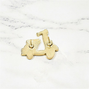 Nouvelle <span class=keywords><strong>broche</strong></span> créative en forme de scooter, véhicule électrique, en alliage électroplaqué, motif dessin animé, effet goutte d'huile, vente directe usine - Product Image 4