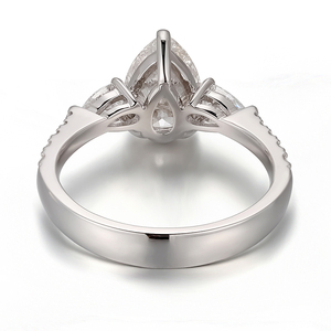 Anello Personalizzato in Oro Bianco Massiccio 18k con Diamante Sintetico DEF VVS Taglio a Pera Certificato IGI Anello di Fidanzamento Design Romantico per Signore - Product Image 3