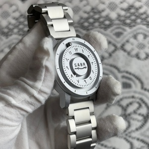 Montre à quartz pour homme en acier inoxydable noir personnalisée avec échelle à aiguilles magnétiques et chiffres arabes Sabr - Product Image 4
