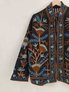 Chaqueta Negra Bordada a Mano con Diseño Suzani en TNT, Chaqueta de Algodón con Diseño Suzani en TNT, Abrigo de Invierno para Mujer, Chaqueta de Tela TNT con Diseño Suzani - Product Image 3