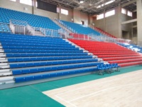Chaises télescopiques polyvalentes pour tribunes de stade, idéales pour les gymnases intérieurs et les terrains d'entraînement sportif