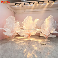 Centre de table floral populaire pour mariage, installation artistique géante en soie et organza faite à la main pour la décoration d'événements et de fêtes