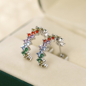Orecchini a Perno Curvi a Forma di C Colorati per Donne, Accessori per Orecchie Geometrici per Uso Quotidiano - Product Image 3