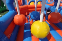 Parcours d'obstacles gonflable commercial avec toboggan géant, mur d'escalade et piscine à balles pour location en parc d'attractions extérieur